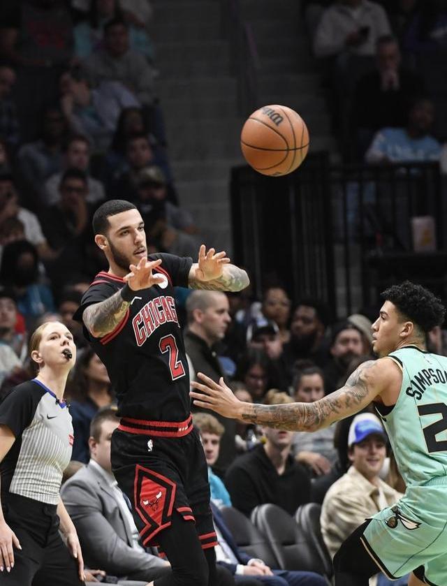 开云体育-关键时刻芝加哥公牛备战NBA季后赛，伤情更新细节曝光，媒体盛赞，团队化学反应显著的简单介绍